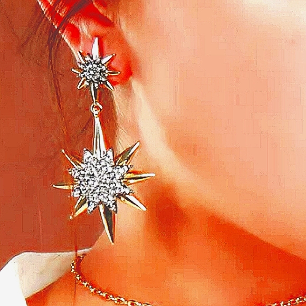 NWT  Crystals  Star earrings.